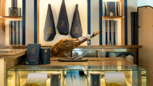 La terraza de Cinco Jotas Madrid, el nuevo plan gastronómico del verano