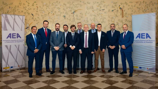 La patronal del aluminio se reúne con el Ministro de Industria para abordar los desafíos del sector 