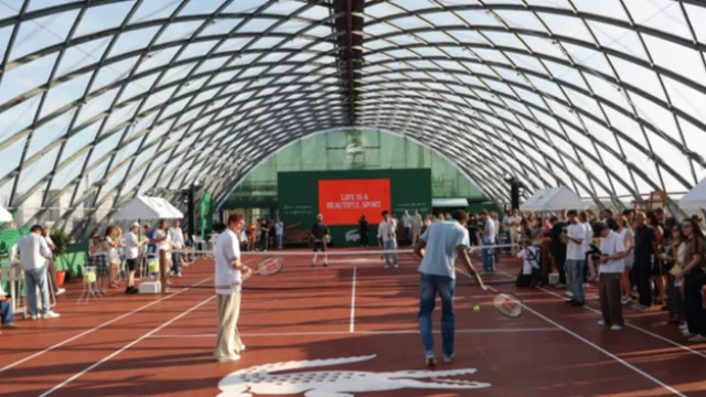 Lacoste abrió su Club Roland-Garros con la Torre Eiffel de fondo