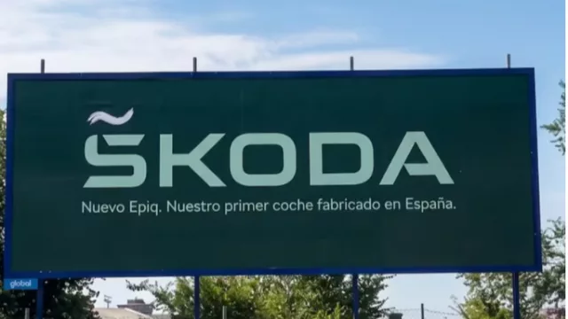 Skoda añade la letra 'ñ' a su logotipo como homenaje a la fabricación de su primer vehículo en España