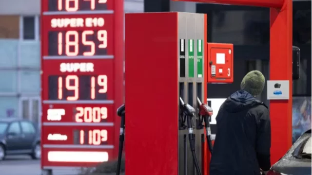 La rebaja del IVA en carburantes llega a su fin, pero baja el impuesto especial: así afectará al precio de la gasolina