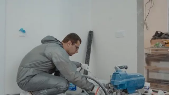 Los edificios antiguos y las comunidades de vecinos marcan el ritmo de la pintura de pisos en Madrid