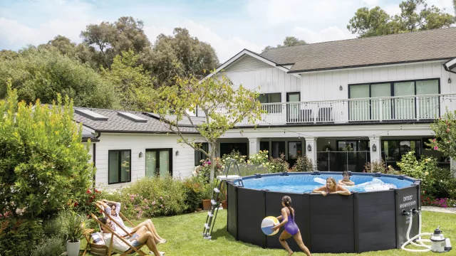 El verano se traslada al hogar: jardines y terrazas se consolidan como los nuevos espacios de ocio familiar