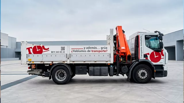 Top Courier destaca el transporte con camión grúa en Madrid como una solución eficiente para afrontar la vuelta a la actividad empresarial