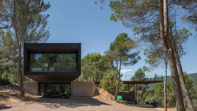 La Casa Embarcadero de Pareja (Guadalajara), cuando la arquitectura decide esconderse en el paisaje