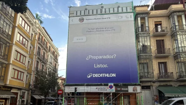 La vuelta al cole empieza cuando llegan los grupos de WhatsApp: Decathlon lo lleva al centro de Madrid