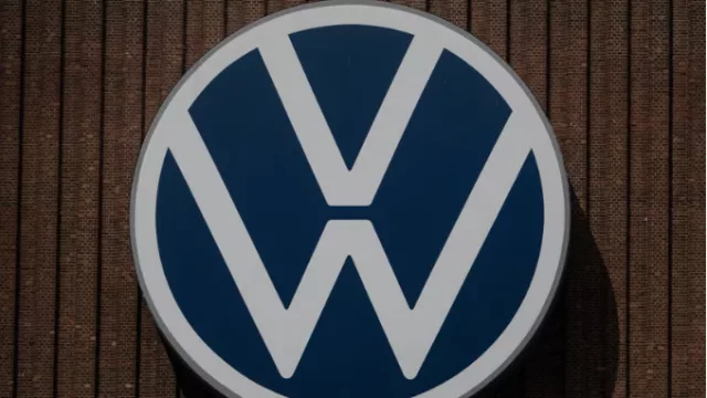 Salvador Illa promete proteger el empleo de Seat y Volkswagen en Cataluña