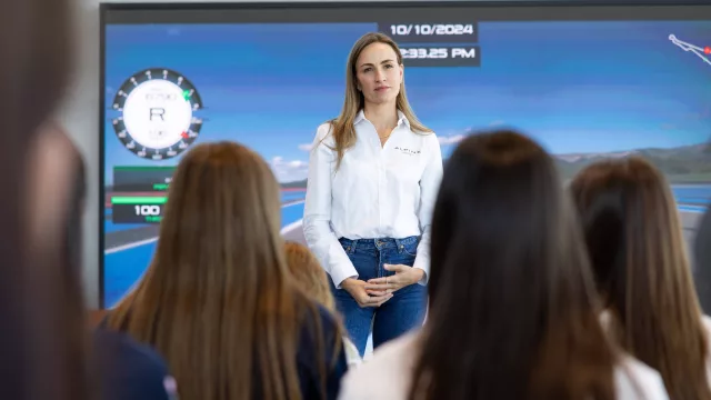 Carmen Jorda acerca el automovilismo a las niñas que sueñan con competir en la FORMULA 1