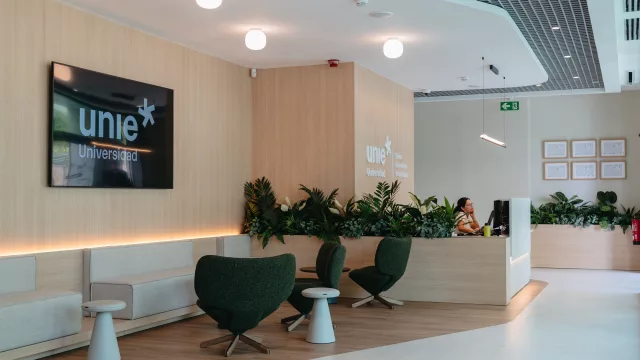 La Dra. Lisbet, vicedecana de UNIE Universidad, afirma que la IA y la era digital están redefiniendo el sector dental