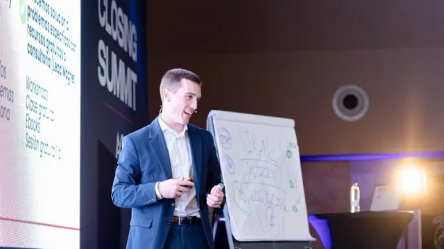 Martín Arosa Otero, autor del bestseller de Amazon "La Fiebre del Oro Azul", enseña a ejecutivos y coaches a convertir sus publicaciones de LinkedIn en clientes de alto ticket