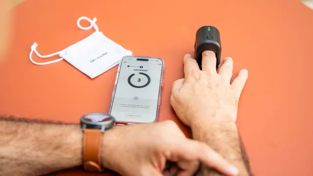 Las personas con diabetes ya pueden medir su glucosa sin pincharse: primer dispositivo con certificado UE