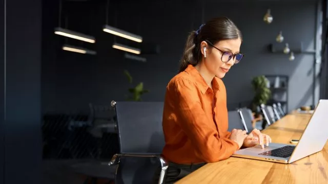Cuatro errores que fragmentan la experiencia del puesto de trabajo digital