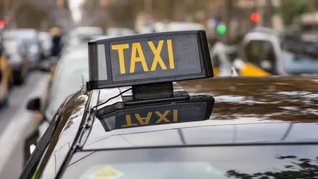 Ley del taxi catalana: grupos parlamentarios, sociedad civil y empresas alertan en el Parlament