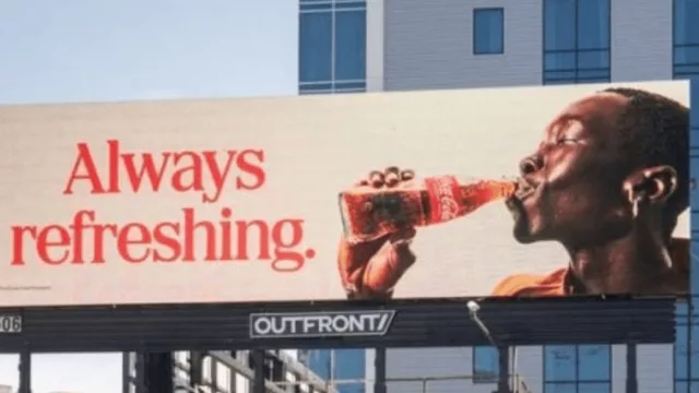 Coca-Cola ejecuta magistralmente frases como “Enjoy” o “Always” en el OOH (otra muestra de lo estratégico del medio)