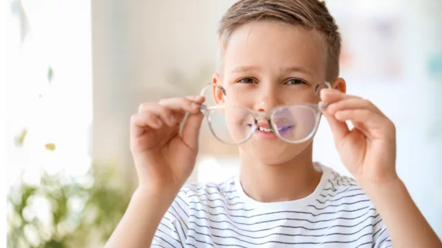 El cambio de hora y la reducción de luz natural impactan en la salud visual y aceleran el riesgo de miopía