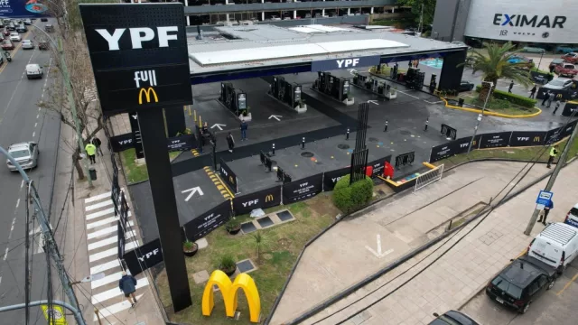 YPF y McDonald’s abrieron su primer espacio conjunto (acuerdo en marcha con Meli para retirar compras en estaciones)