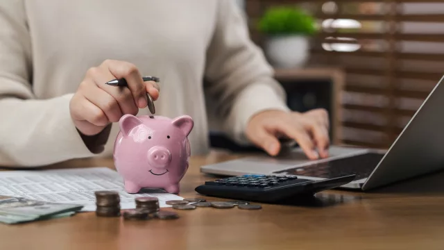El consumo se come el ahorro: las familias solo guardan 11 de cada 100 euros que ingresan